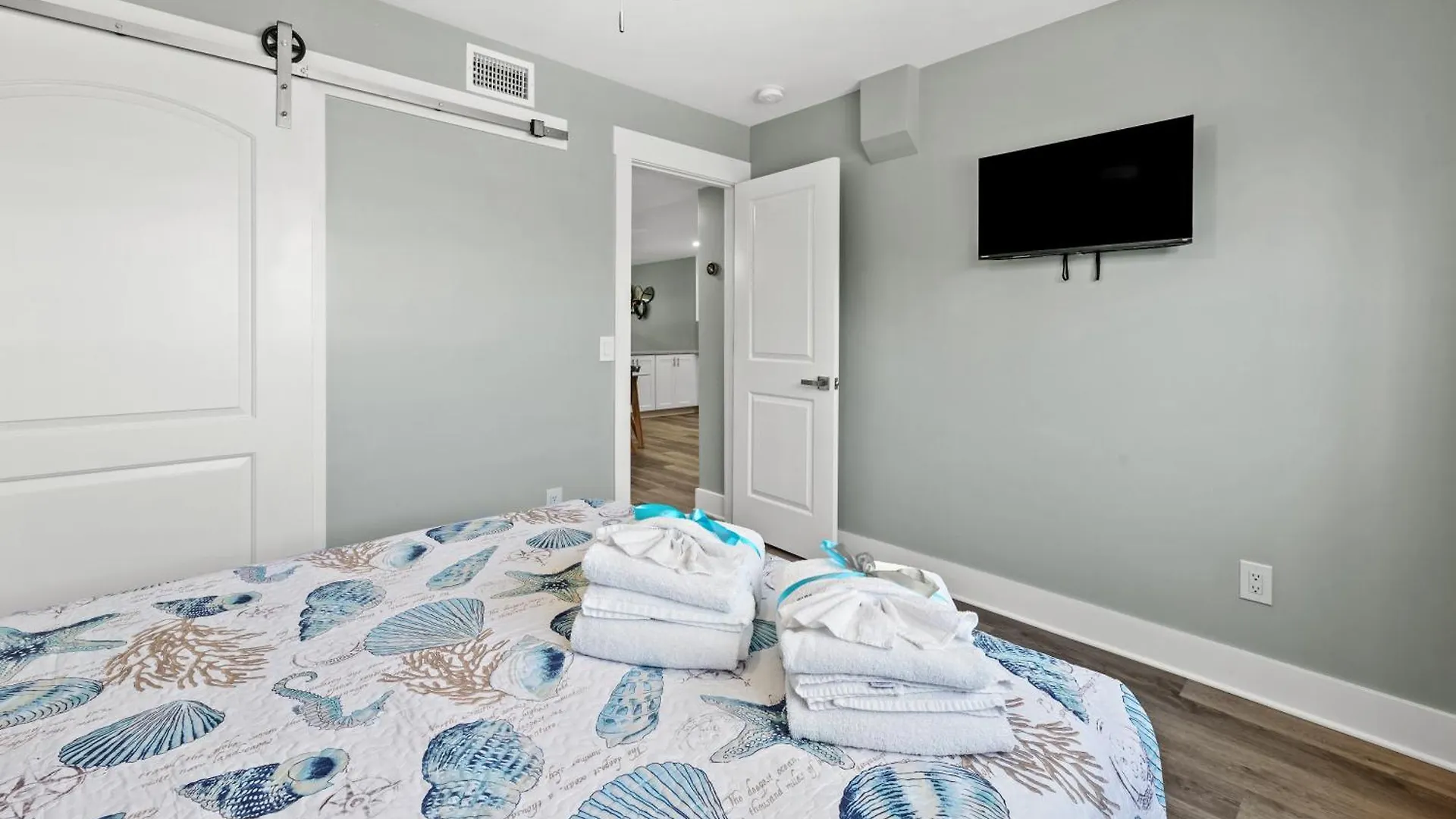 Welcome To Dolphin Fun A! Brand New Duplex! Walk To The Beach! Panama City Beach Holiday home